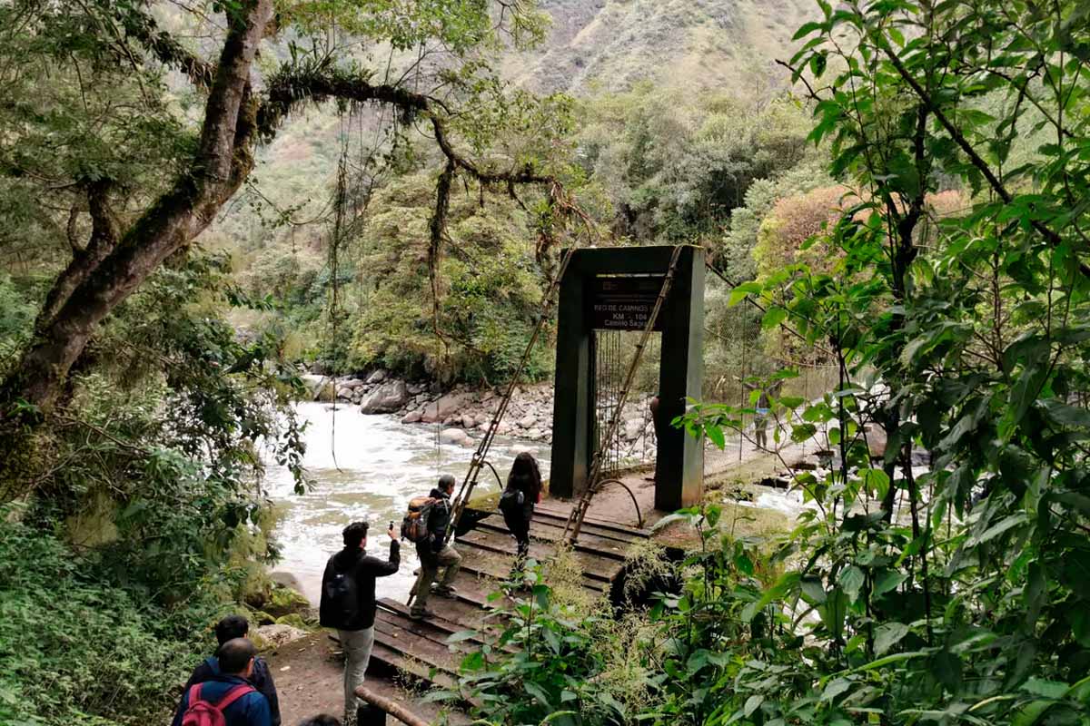 Chemin de Inca court Machu Picchu